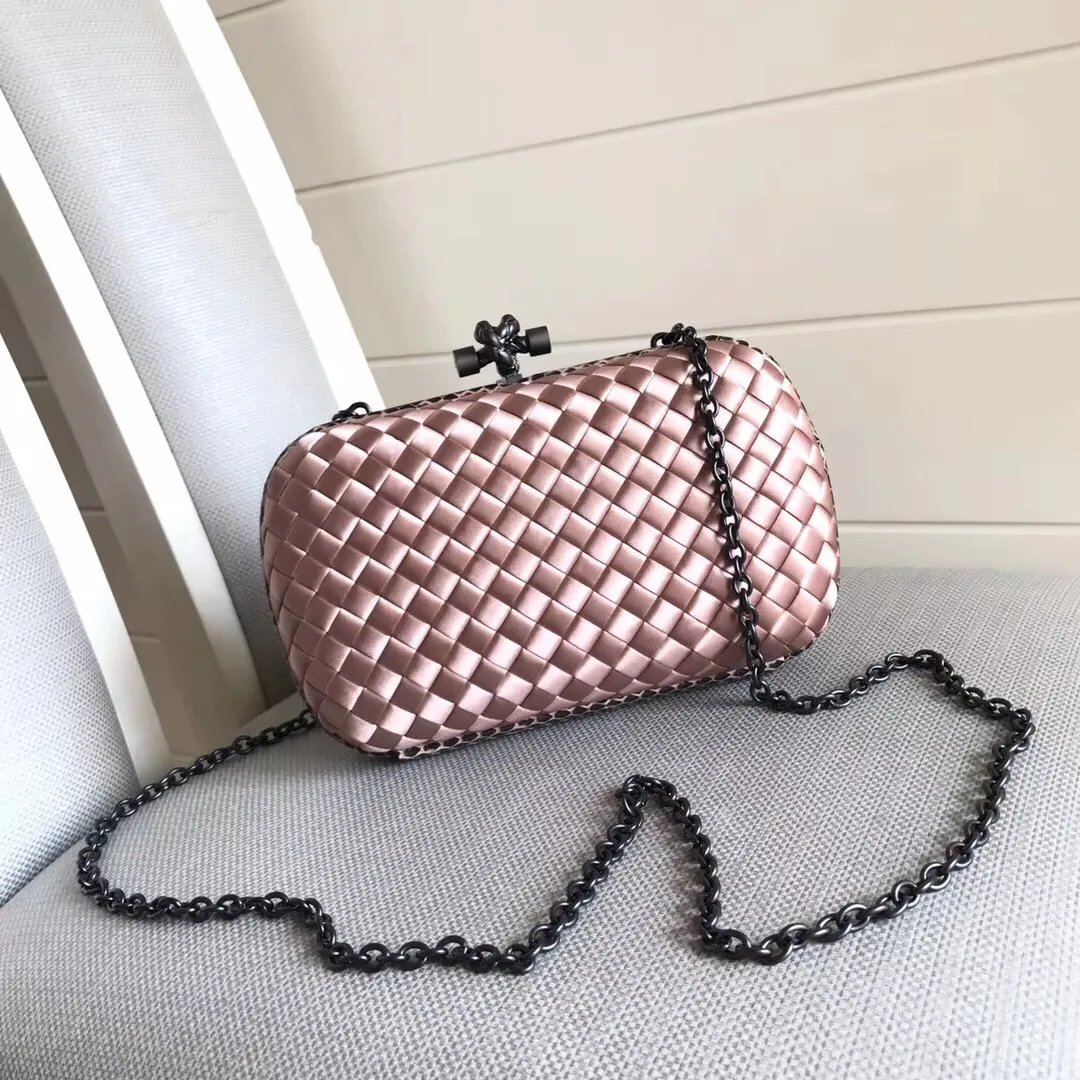 Model 8651 The popular Knot clutch ~ is made of exquisite Japanese silk fabric with freshwater snakeskin piping. It looks elegant when worn cross-body or in the hand. Petite girls can also handle it. It can hold 2 iPhone X phones. Size: 20cm*12cm M56530